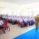 Wakil Gubernur Gorontalo Idah Syahidah Rusli Habibie saat memberikan motivasi sekaligus sosialisasi soal bahaya HIV AIDS kepada para peserta MPLS siswa siswa SMA Negeri 6 Anggrek, Kabupaten Gorontalo Utara.