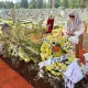 Wakil Gubernur Gorontalo Idah Syahidah Rusli Habibie saat berziarah ke makam Almarhum H. Rachmat Gobel di Taman Makam Pahlawan (TMP) Nasional Utama Kalibata, Jakarta Selatan, Minggu (12/7/2026).
