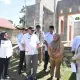 Gubernur Gusnar Ismail saat meninjau progres pembangunan rumah penerima BSPS di Kelurahan Bionga, Kabupaten Gorontalo, Rabu (15/7/2026).