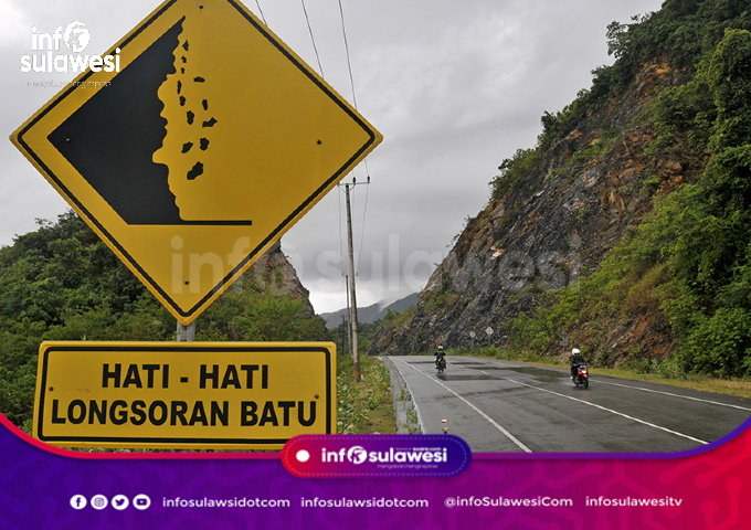 Longsor Tutup Jalan Trans-Sulawesi yang Hubungkan Mamuju dan Mamasa, Sulbar
