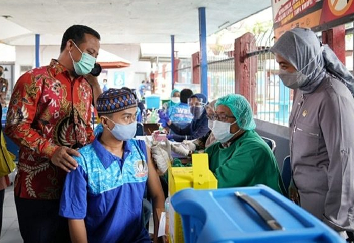 Bersama Aliyah Mustika Ilham, Plt Gubernur Sulsel Buka Vaksin Halal dan Aman di Lapas Kelas 1 Makassar
