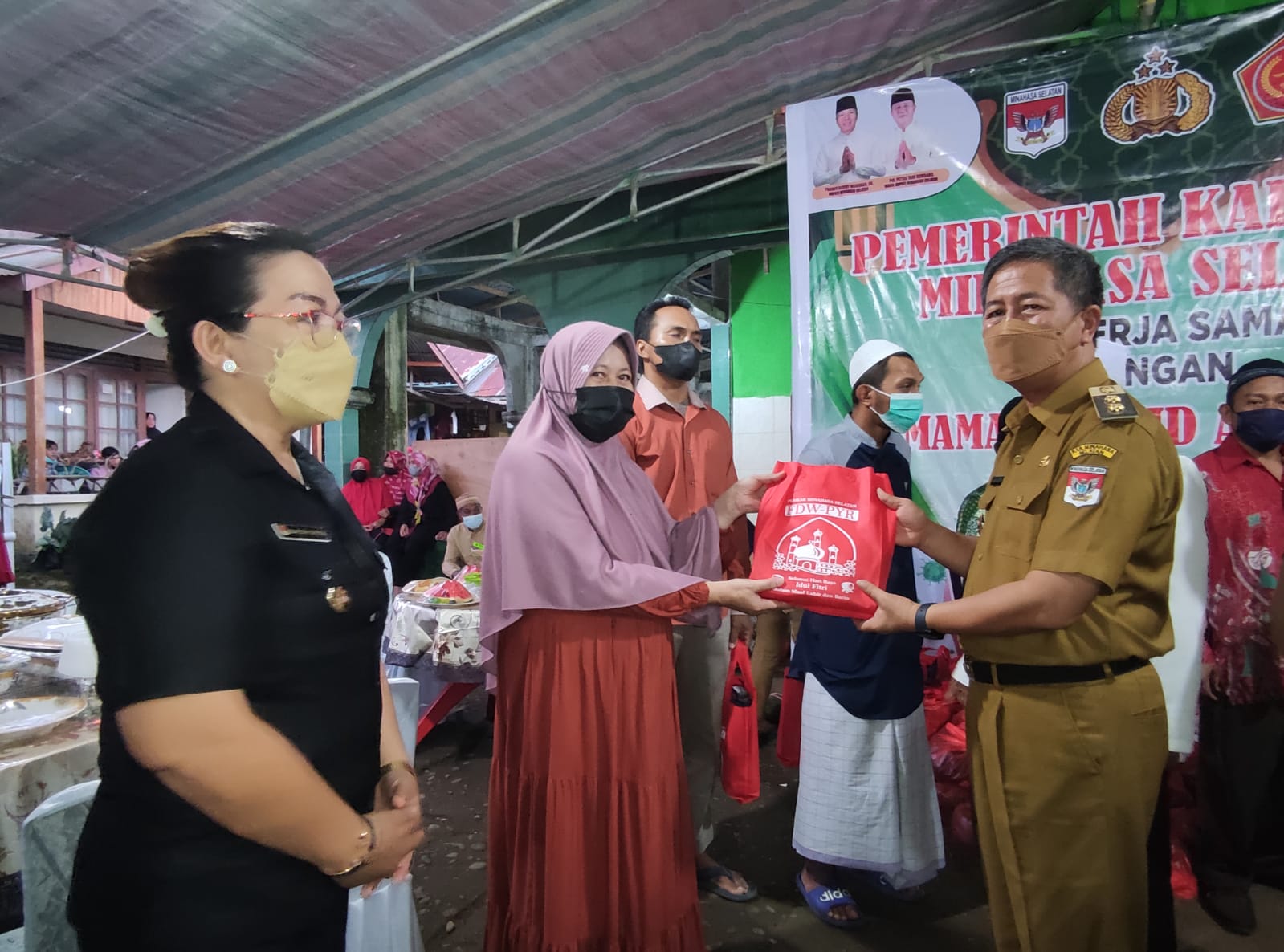 Wakil Bupati Minsel Menyerahkan Bingkisan Ramadhan Di Masjid  Al-Hidayah Kecamatan Tompaso Baru